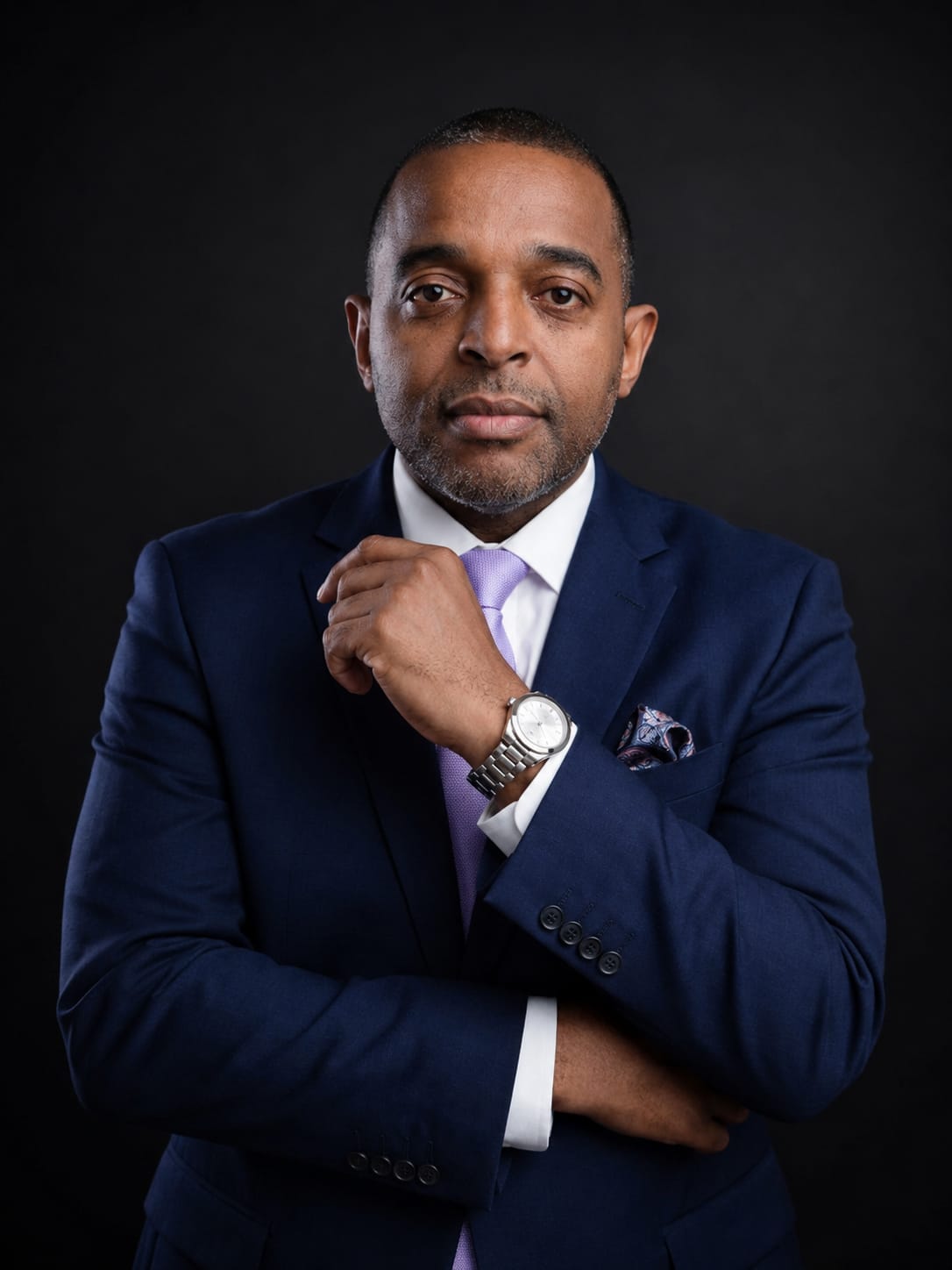 Retrato formal del Pastor Richie Ramos con traje azul y corbata